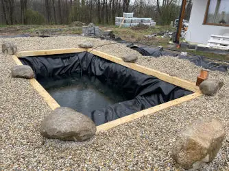 Přírodní jezírko v Praze